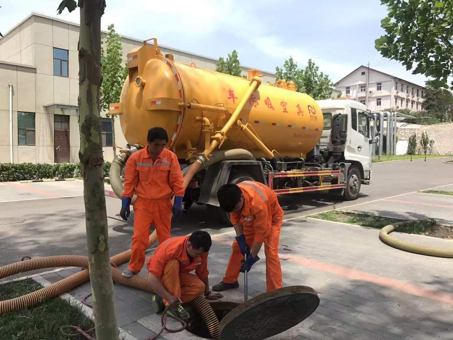 桓台管道疏通车停在窨井附近