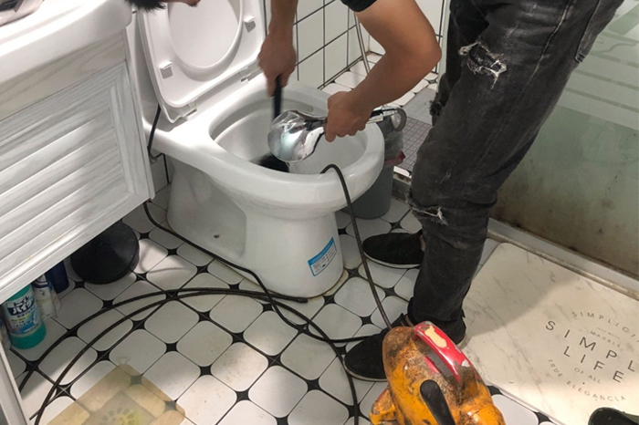 桓台马桶堵塞自己疏通还是找师傅?专业上门服务让你省时更省心
